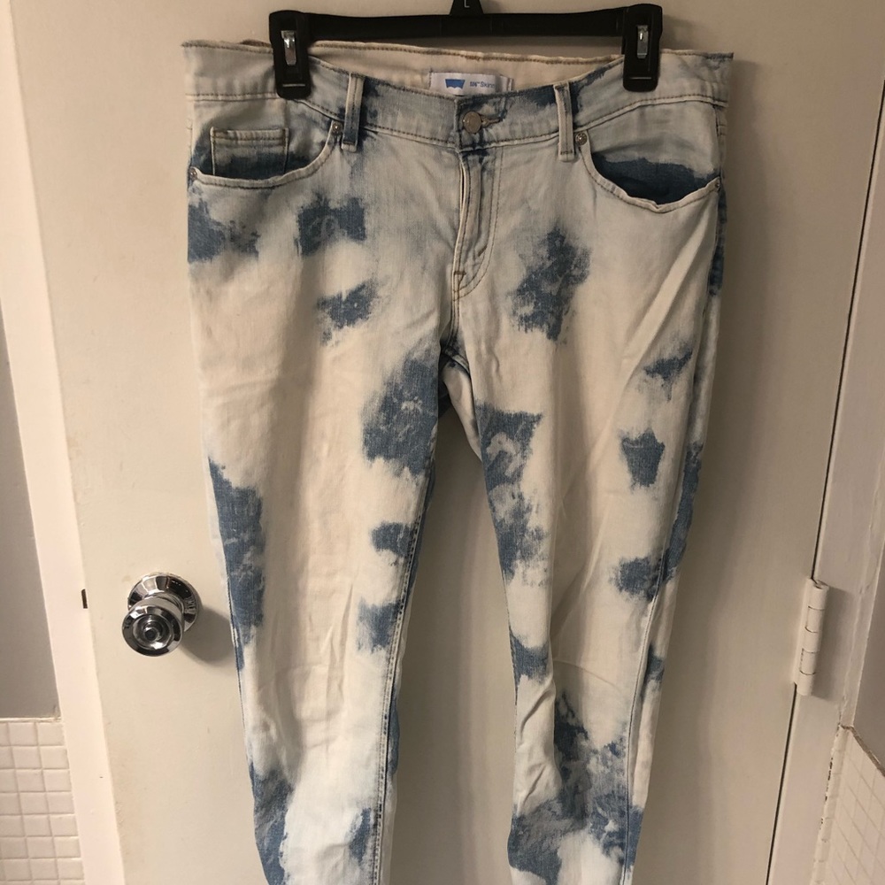 Tie dye Levi cropped/Capri skinnys. Very cute.